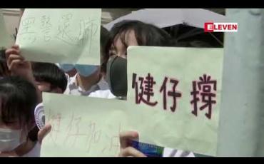 Embedded thumbnail for  ဆန္ဒပြသူကို ရဲကကျည်ဆန်အစစ်ဖြင့် ပစ်ခတ်ခဲ့မှုအပေါ် ဟောင်ကောင်ရုံးဝန်ထမ်းများနှင့် ကျောင်းသား ကျောင်းသူများ စုဝေးဆန္ဒပြ (ရုပ်သံ)