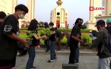 Embedded thumbnail for ထိုင်းဆန္ဒပြသူများဘန်ကောက်လမ်းများပေါ်ကိုပြန်ရောက်ရှိလာကာရဲများနှင့်ထိပ်တိုက်တွေ့