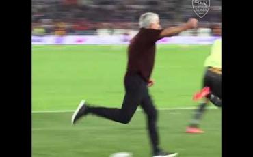 Embedded thumbnail for ကလေးငယ်တစ်ဦးလို ကွင်းထဲပတ်ပြေးပြီး အောင်ပွဲခံတဲ့ မော်ရင်ဟို