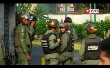 Embedded thumbnail for ဗင်နီဇွဲလားတွင် အမျိုးသားအစောင့်တပ်ဖွဲ့ဝင်အချို့ အုံကြွမှုဖြစ်ပွားခဲ့ပြီး လုံခြုံရေးတပ်များက နှိမ်နှင်းခဲ့ရ 