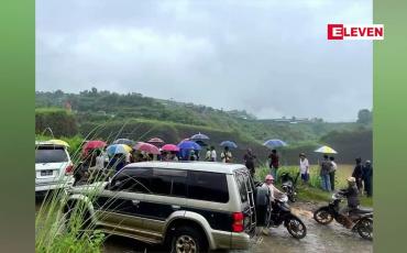 Embedded thumbnail for ဖားကန့်ဒေသ၊ ကျောက်စိမ်းလုပ်ကွက်ဟောင်းတစ်ခုအတွင်း  မိသားစုသုံးဦးစီးနင်လာ