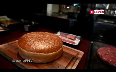 Embedded thumbnail for ဂျပန်ဧကရာဇ်သစ်ကို ဂုဏ်ပြုသည့်အနေဖြင့် တိုကျိုစားဖိုမှူးများက ဒေါ်လာ ၉၀၀ တန် ဟမ်ဘာဂါ ရောင်းချ