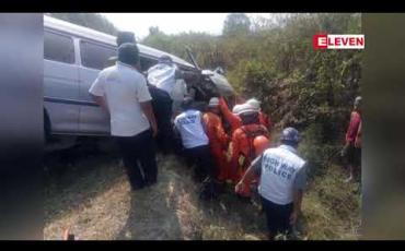 Embedded thumbnail for အမြန်လမ်းမကြီးတွင် ဗောဓိကုန်း ရဲစခန်းအပိုင်တွင် စူပါကာစတန်ယာဉ်တစ်စီးတိမ်းမှောက်ရာမှ ယာဉ်ပေါ်တွင်လိုက်ပါလာ သည့် ဘင်္ဂလီ ၁၂ ဦးအားဖမ်းဆီးရမိ 