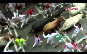 Embedded thumbnail for စပိန်နွားရိုင်းပြေးပွဲပထမနေ့အတွင်း လူသုံးဦး နွားဝှေ့ခံရပြီး ဆေးရုံတင်လိုက်ရသူ ငါးဦးရှိခဲ့  