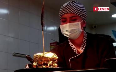 Embedded thumbnail for ကိုလံဘီယာစားသောက်ဆိုင်တစ်ဆိုင်တွင် ရွှေအစစ်ဖြင့်လုပ်သည့်ရွှေဘာဂါ ရောင်းချ