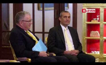 Embedded thumbnail for သြစတြေးလျ ရေငုပ်သမားနှစ်ဦးထိုင်းဘုရင်၏ဂုဏ်ပြုဆုချီးမြှင့်ခံရ