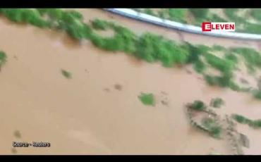 Embedded thumbnail for ရေကြီးမှုကြောင့် ရထားပေါ်တွင်သောင်တင်နေသည့် လူပေါင်း ၈၀၀ ကျော်ကို အိန္ဒိယရေတပ် သွားရောက်ကယ်ဆယ်ခဲ့ 