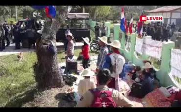 Embedded thumbnail for ဗိုလ်ချုပ်ကြေးရုပ်ထားရှိသည့် လွိုင်ကော်မြို့ ကန္ဒာဟေဝန် ပန်းခြံဘေးတွင် ဖွင့်ထားသောသပိတ်စခန်းကို ဖယ်ရှားခဲ့ပြီး ဆန္ဒထုတ်ဖော်နေသော ကရင်နီလူငယ်များကို ရဲစခန်းသို့ ခေါ်ဆောင် 