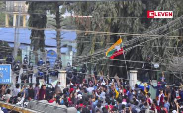 Embedded thumbnail for မူဆယ်မြို့ဆေးရုံသို့ ဝင်ရောက်ခဲ့သော တပ်မတော်နှင့် ရဲတပ်ဖွဲ့ကို ဆန္ဒထုတ်ဖော်မှုပြုခဲ့