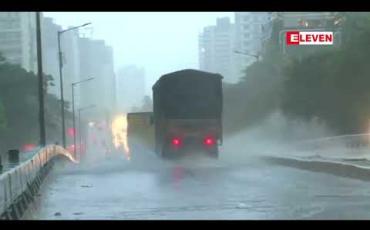 Embedded thumbnail for မွမ်ဘိုင်းတွင်ဆက်တိုက်မိုးကြီးနေမှုကြောင့် လူသေဆုံးမှုများရှိနေပြီး သယ်ယူပို့ဆောင်ရေးကဏ္ဍတွင် အကြီးအကျယ်အနှောင့်အယှက်တွေ့နေ