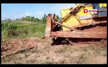 Embedded thumbnail for မြဝတီမြို့တွင် တိုးချဲ့ရပ်ကွက်ဖော်ဆောင်မည့်နေရာရှိ နေအိမ်များအားစက်ယန္တရားများဖြင့် ဖယ်ရှားရှင်းလင်း။