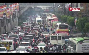 Embedded thumbnail for မနီလာတွင် ယာဉ်ကြောပိတ်ဆို့မှုများကြောင့် လူနာတင်ယာဉ်ပေါ်တွင် လူနာများ အသက်ဆုံးရှုံးနေရ