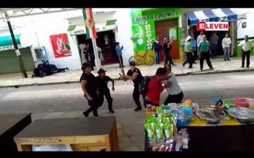 Embedded thumbnail for မက္ကဆီကိုတွင်  ဆန္ဒပြသူများက မြို့တော်ဝန်တစ်ဦးကို ဖမ်းခေါ်ပြီး ကားဖြင့် တရွတ်တိုက် ဆွဲသွားခဲ့