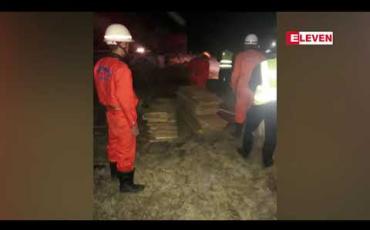 Embedded thumbnail for အမြန်လမ်းတွင် ပရိဘောဂပစ္စည်းများ တင်ဆောင်လာသည့် မော်တော်ယာဉ်တိမ်းမှောက်ရာမှ ယာဉ်မောင်းဖြစ်သူ သေဆုံး