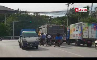 Embedded thumbnail for မန္တလေးတွင် COVID အတည်ပြုလူနာနှင့်ထိတွေ့ခဲ့သူများကိုQuatantineသို့ခေါ်ဆောင်စဉ် ရာအိမ်မှူးမှ ဓာတ်ပုံရိုက်သည်ကိုမကျေနပ်၍ မိသားစုဝင်ငါးဦးက လက်သီးဖြင့်ဝိုင်းဝန်းထိုးကြိတ်မှုဖြစ်ပွား  