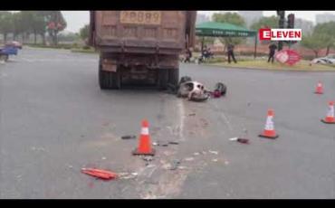 Embedded thumbnail for  မီးနီဖြတ်မောင်းခဲ့သော ဆိုင်ကယ်စီးအမျိုးသမီးတစ်ဦး ထရပ်ကားနှင့်တိုက်မိကာ ကားအောက် တရွတ်တိုက် ပါသွားမှု တရုတ်နိုင်ငံကျင်ဟွာမြို့တွင်ဖြစ်ပွား 