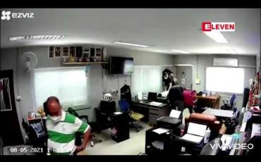 Embedded thumbnail for မူးယစ်တရားခံအား ခေါင်းကိုအိတ်စွပ်အသတ်ခံရမှုမှထိုင်းရဲမှူး အဖမ်းခံ