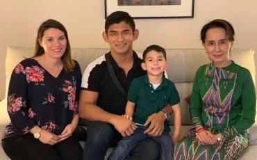 Embedded thumbnail for နိုင်ငံတော်၏ အတိုင်ပင်ခံပုဂ္ဂိုလ်ဒေါ်အောင်ဆန်းစုကြည် အောင်လအန်ဆန်နှင့်တွေ့ဆုံ၍ ဂုဏ်ပြုစကားပြောဆို(ရုပ်သံ)