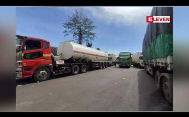 Embedded thumbnail for နောင်ချိုမြို့အနီး ပြည်ထောင်စုလမ်းမကြီးပေါ်တွင် Test kit စစ်ဆေးမူခံယူရန် ကုန်တင်ယာဉ် အစီးရေရာနဲ့ချီ စောင့်ဆိုင်းနေရ