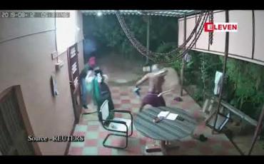 Embedded thumbnail for တောခုတ်ဓားနှင့် ဓားပြနှစ်ဦးကို ရဲဝံ့စွာပြန်ခုခံခဲ့သော အိန္ဒိယဇနီးမောင်နှံကို ရဲတပ်ဖွဲ့ချီးကျူး 