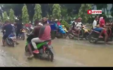 Embedded thumbnail for အင်ဒိုနီးရှားနိုင်ငံ ၊ ပါပူအာပြည်နယ်တွင် ရေကြီးနေမှုများကြောင့် သေဆုံးသူ ၅၀ အထိရှိလာ 