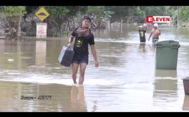 Embedded thumbnail for မလေးရှားတွင် ရေကြီးရေလျှံမှုများကြောင့် ခြောက်ဦးသေဆုံး၊ ငါးသောင်းနီးပါး ဘေးလွတ်ရာ ရွှေ့ပြောင်းခဲ့ရ 