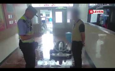 Embedded thumbnail for ရှန်ဟိုင်းမြို့၏ လမ်းမပေါ် Go-Kart ပြိုင်ကားငယ် တက်မောင်းသည့်အမျိုးသား ဒဏ်ငွေဆောင်ခဲ့ရ
