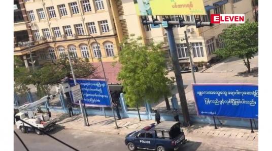 Embedded thumbnail for မတ်လ ၁၇ ရက်တွင် မန္တလေးဆေးရုံကြီး ပြန်လည်ဖွင့်လှစ်ပြီဖြစ်ကြောင်း ဆေးရုံရှေ့ ဥပစာတွင် ရဲတပ်ဖွဲ့မှ ဗီနိုင်းဆိုင်းဘုတ် စိုက်ထူ 