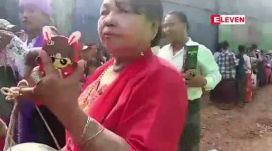 Embedded thumbnail for ပခန်းကိုကြီးကျော်နတ်ပွဲ ပထမနေ့ ချိုးရေသုံးပွဲတော်သို့ အနယ်နယ်အရပ်ရပ်မှ လာရောက်သူများပြားခဲ့ 