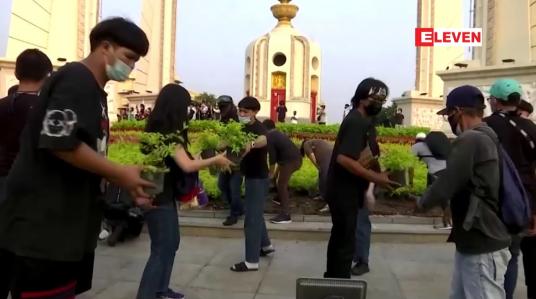 Embedded thumbnail for ထိုင်းဆန္ဒပြသူများဘန်ကောက်လမ်းများပေါ်ကိုပြန်ရောက်ရှိလာကာရဲများနှင့်ထိပ်တိုက်တွေ့