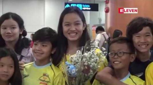 Embedded thumbnail for စင်ကာပူတွင် ကျင်းပသည့် နိုင်ငံတကာရေကူးပြိုင်ပွဲ (၁၂) နှစ်အောက်အတန်းတွင် ကိုယ်ပိုင်စရိတ်ဖြင့် သွားရောက်ယှဉ်ပြိုင်ပြီး ကြေးတံဆိပ်ဆု ရရှိခဲ့သည့် မသွန်းမိုးမေ ပြန်လည်ရောက်ရှိ 