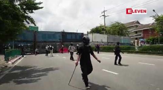 Embedded thumbnail for ဘန်ကောက်တွင် အစိုးရဆန့်ကျင်ဆန္ဒပြသူများနှင့်ရဲများ ခိုက်ရန်ဖြစ်ပွား