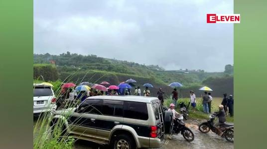 Embedded thumbnail for ဖားကန့်ဒေသ၊ ကျောက်စိမ်းလုပ်ကွက်ဟောင်းတစ်ခုအတွင်း  မိသားစုသုံးဦးစီးနင်လာ