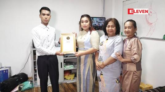 Embedded thumbnail for သရုပ်ဆောင် မတူး၊ သရုပ်ဆောင် မလုံးတင် တို့ကို သရုပ်ဆောင် ဖြိုးနောင်မင်းခန့် မှ ပရဟိတအလှူ လှူဒါန်း