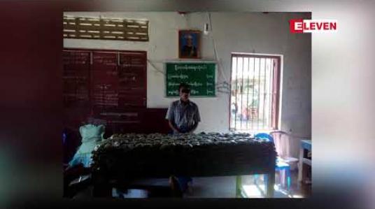 Embedded thumbnail for ကျွန်းစုမြို့နယ် စခန်းသစ်ကျေးရွာတွင် ငါးဖမ်းလှေငယ်တစ်စီးကို စစ်ဆေးရာမှ ကွင်းဆက်အဖြစ် ဘိန်းစာမှုန့် အထုပ်တစ်ထောင်ကျော် ဖမ်းဆီးရမိ