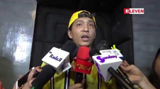 Embedded thumbnail for ကွယ်လွန်သူ တေးရေးကမ္ဘာအတွက် ဝမ်းနည်းစကားဆိုခဲ့ကြတဲ့ အဆိုတော်နေဝင်းနဲ့ ဖြိုးလေး 