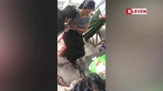 Embedded thumbnail for မော်လမြိုင်တရားရုံး၌ တရားလွှတ်တော်ရှေ့နေ အမျိုးသမီးတစ်ဦး ဝက်အူလှည့်ဖြင့် အထိုးခံရ (ရုပ်သံ)