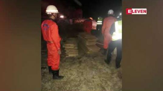 Embedded thumbnail for အမြန်လမ်းတွင် ပရိဘောဂပစ္စည်းများ တင်ဆောင်လာသည့် မော်တော်ယာဉ်တိမ်းမှောက်ရာမှ ယာဉ်မောင်းဖြစ်သူ သေဆုံး
