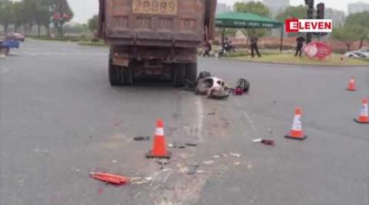 Embedded thumbnail for  မီးနီဖြတ်မောင်းခဲ့သော ဆိုင်ကယ်စီးအမျိုးသမီးတစ်ဦး ထရပ်ကားနှင့်တိုက်မိကာ ကားအောက် တရွတ်တိုက် ပါသွားမှု တရုတ်နိုင်ငံကျင်ဟွာမြို့တွင်ဖြစ်ပွား 