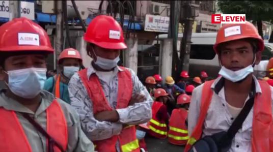 Embedded thumbnail for လူမှုဖူလုံရေးကြေးနှင့်လုပ်ခလစာအပြည့်အဝရရှိစေရန် BYMA မြန်မာဆောက်လုပ်ရေးလုပ်ငန်းခွင်မှ အလုပ်သမားရာနှင့်ချီ ဆန္ဒ ထုတ်ဖော် 